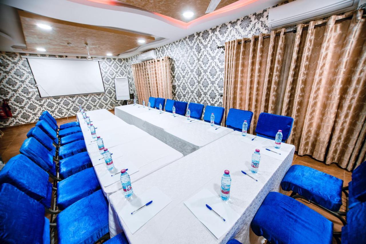 Plus 33 Hotel Nungua Ngoại thất bức ảnh